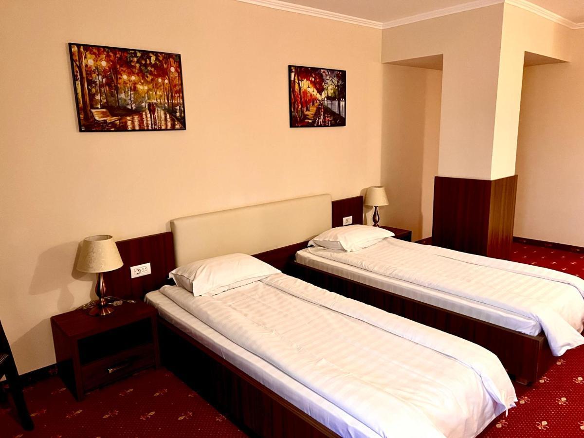 Complex Azar Hotel Galaţi Екстериор снимка