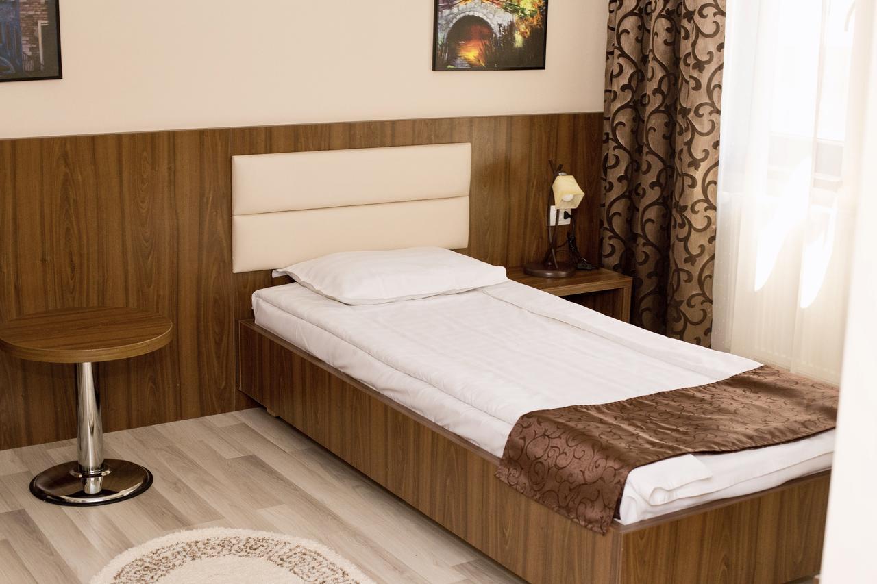 Complex Azar Hotel Galaţi Екстериор снимка