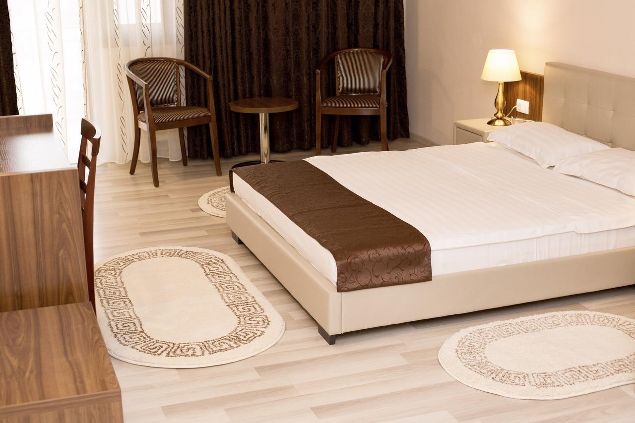 Complex Azar Hotel Galaţi Екстериор снимка